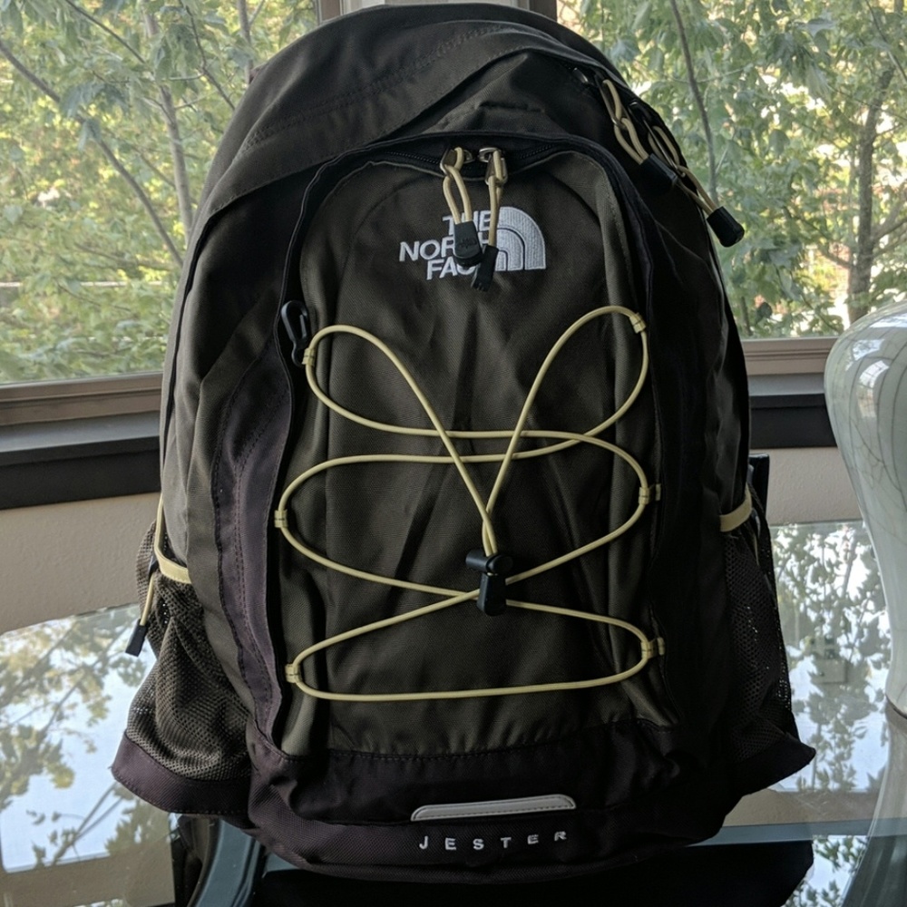 THE NORTH FACE Jester Backpack in Olive/Chocolate